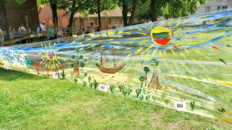 100 šeimų Kintuose kartu nutapė 100 metrų ilgio piešinį